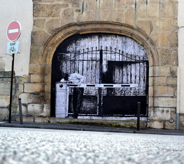 street-art-in-paris-by-levalet-16