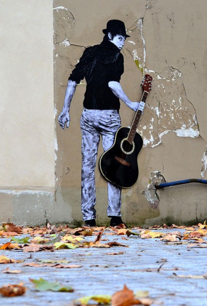 street-art-in-paris-by-levalet-17