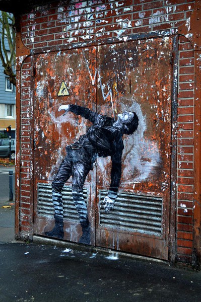 street-art-in-paris-by-levalet-5