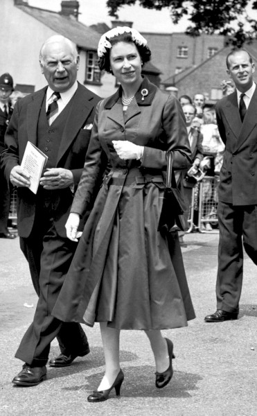 rs_634x1024-141114114204-634.Queen-Elizabeth-Prince-Phillip.jl.111414