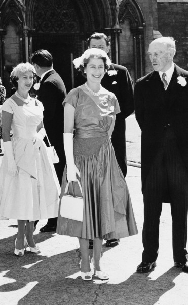 rs_634x1024-141115115012-634.Queen-Elizabeth-Princess-Margaret.jl.111514