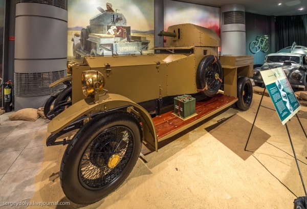 Rolls-Royce Silver Ghost (Ñåðåáðÿíûé ïðèçðàê). Îäèí èç ïåðâûõ àâòîìîáèëåé â ñòðàíå. Â íà÷àëå Ïåðâîé ìèðîâîé ïàðòèÿ Ïðèçðàêîâ áûëà *ïðîêà÷åíà* è íà íèõ ïîÿâèëñÿ áðîíèðîâàííûé êîðïóñ: