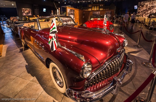 Roadmaster Convertible Coupe. Â 1949 ãîäó Áüþèê âûíåñ âåíòèëÿöèîííûå îòâåðñòèÿ íà ñòîðîíó ïåðåäíèõ êðûëüåâ, ÷òî ñòàëî ôèðìåííîé ôèøêîé ìàðêè íà ñëåäóþùèå 25 ëåò. Àâòîìîáèëü èñïîëüçîâàëñÿ Êîðîëåì äëÿ îôèöèàëüíûõ ìåðîïðèÿòèé è ÷àñòíûõ ïîåçäîê: