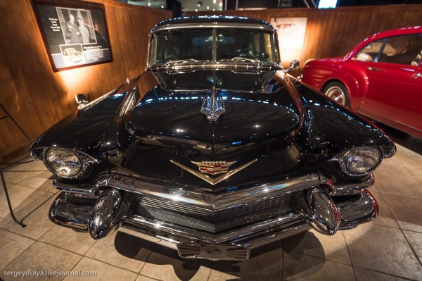 Cadillac 1956 ãîäà âûïóñêà. Êîðîëü Õóñåéí ïîëó÷èë ýòó ìàøèíó â êà÷åñòâå ïîäàðêà îò ãåíåðàëà Ýéçåíõàóýðà. Ýòî áûë ïåðâûé ïóëåíåïðîáèâàåìûé àâòîìîáèëü â Èîðäàíèè