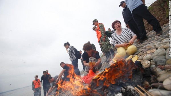 150607223433-china-sunken-ship-family-mourning-exlarge-169