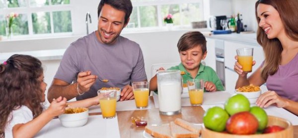 TS-161146814_family-with-small-kids-eat-in-kitchen-breakfast_lg-1728x800_c