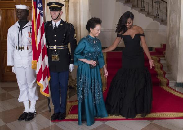 490038284-first-lady-michelle-obama-welcomes-peng-liyuan-wife-of.jpg.CROP.promovar-mediumlarge