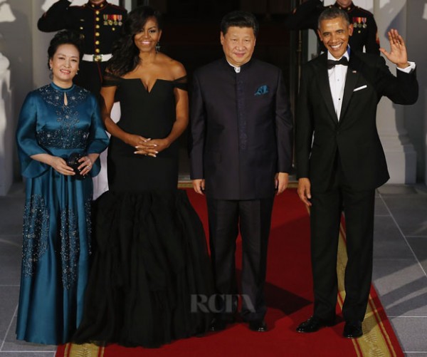 WASHINGTON, DC - SEPTEMBER 25:  (L-R) Madame Peng Liyuan, U.S. First Lady Michelle Obama, Chinese President Xi Jinping and U.S. President Barack Obama pose for photographers on the North Portico ahead of a state dinner at the White House September 25, 2015 in Washington, DC. Obama and Xi announced an agreement on curbing climate change and an understanding on cyber security.  (Photo by Chip Somodevilla/Getty Images)