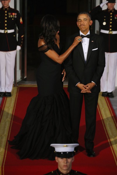 WASHINGTON, DC - SEPTEMBER 25: U.S. First Lady Michelle Obama straightens U.S. President Barack Obama's tie while they wait on the North Portico for the arrival of Chinese President Xi Jinping and his wife Madame Peng Liyuan ahead of a state dinner at the White House September 25, 2015 in Washington, DC. Obama and Xi announced an agreement on curbing climate change and an understanding on cyber security.  (Photo by Chip Somodevilla/Getty Images)