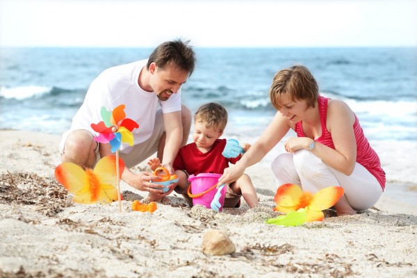 Happy-Family-On-The-Beach-5022185