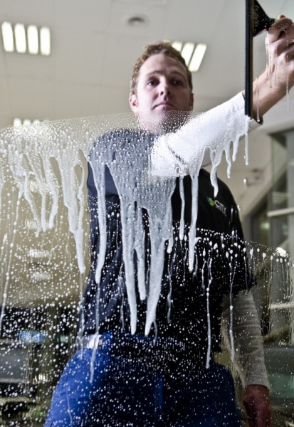 exeter-glass-window-cleaning-704x1024