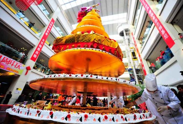 112774-1_tallest_cake_China