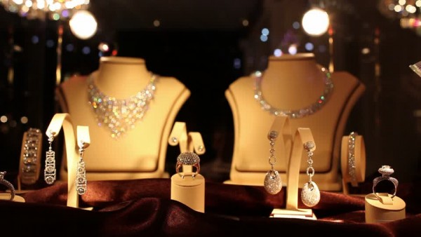 348852148-stand-de-bijoux-boite-a-bijoux-salon-des-produits-de-luxe-spot