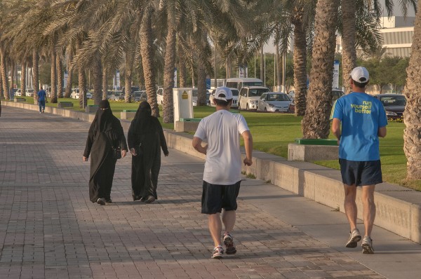 doha_wakra_qatar-people_various_dress_jogging_corniche