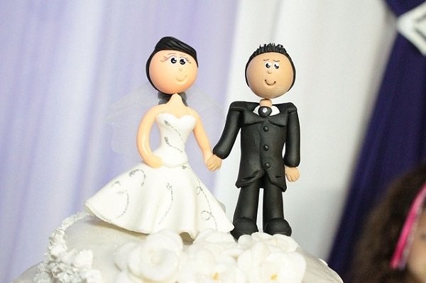 1467156943_wedding-cake-toppers-115556_640