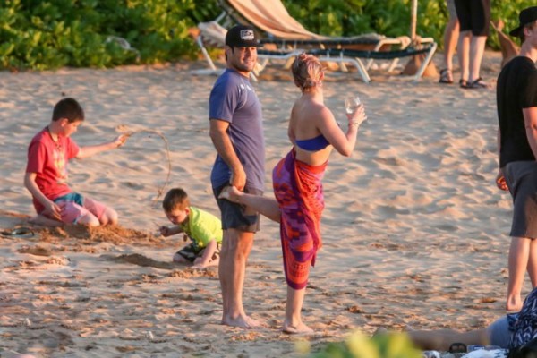 hilary-duff-mike-comrie-divorce-hawaii-vacation-flirting-05