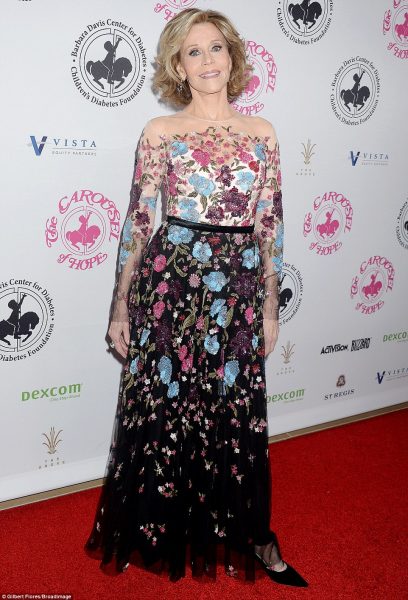393b75d000000578-3829876-jane_fonda_76_looked_spectacular_in_a_floral_applique_dress_at_t-a-60_1476085158772