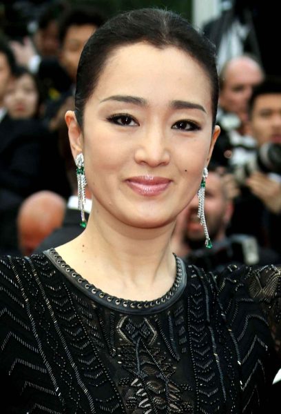 actress-gong-li-pose-for-b673-diaporama