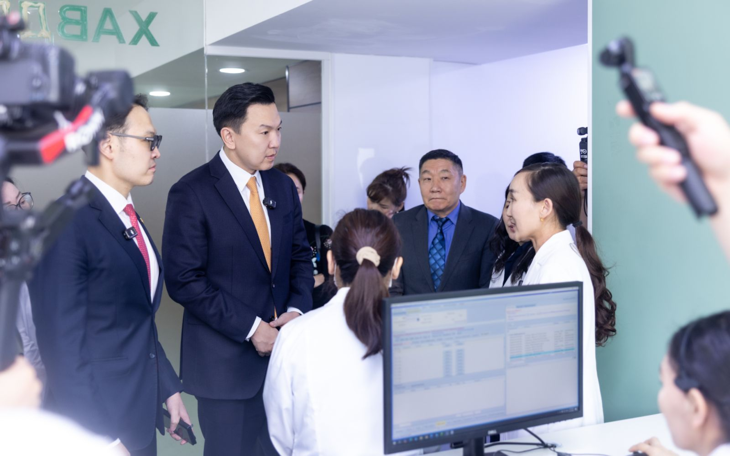 Ирэх сарын нэгнээс эмч, ажилчдын нэмэгдэл, нэмэгдэл хөлсийг нэмэгдсэн цалингаас